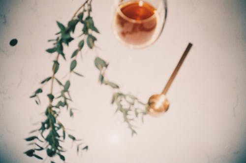 叶子和玻璃旁边的金属勺 · 免费素材图片