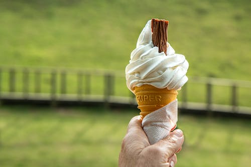 Vanila圣代冰淇淋与巧克力 · 免费素材图片