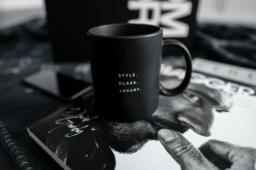 黑白陶瓷杯 · 免费素材图片