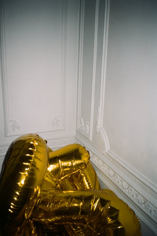 墙上的黄色气球 · 免费素材图片