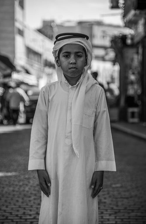 男孩穿着kurta礼服的灰度照片 · 免费素材图片
