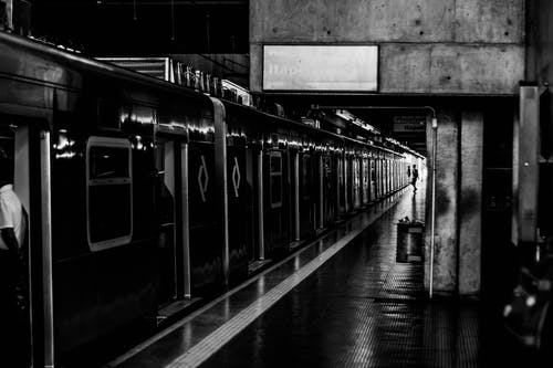 火车站的灰度摄影 · 免费素材图片