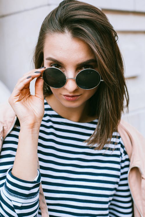 戴着黑色太阳镜的白色和蓝色条纹衬衫的女人 · 免费素材图片