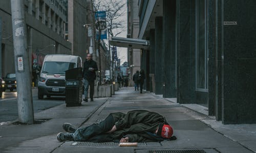 躺在人行道上的人的照片 · 免费素材图片
