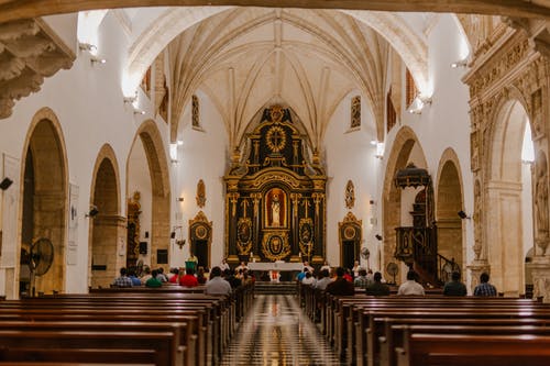 天主教大教堂弥撒期间无法辨认的祈祷 · 免费素材图片