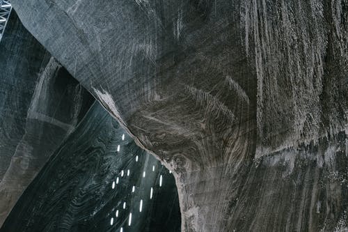 罗马尼亚盐矿墙上的钟乳石 · 免费素材图片