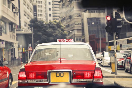道路上的红色和白色出租车 · 免费素材图片