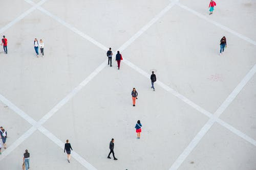 在宽敞的混凝土广场上行走的人 · 免费素材图片