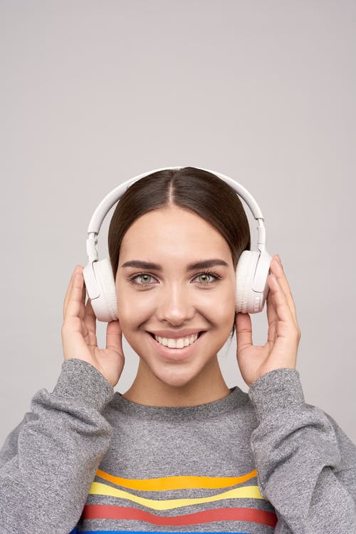 耳机的女人 · 免费素材图片