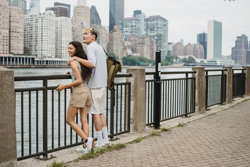 千禧夫妇在大都市的堤防上 · 免费素材图片