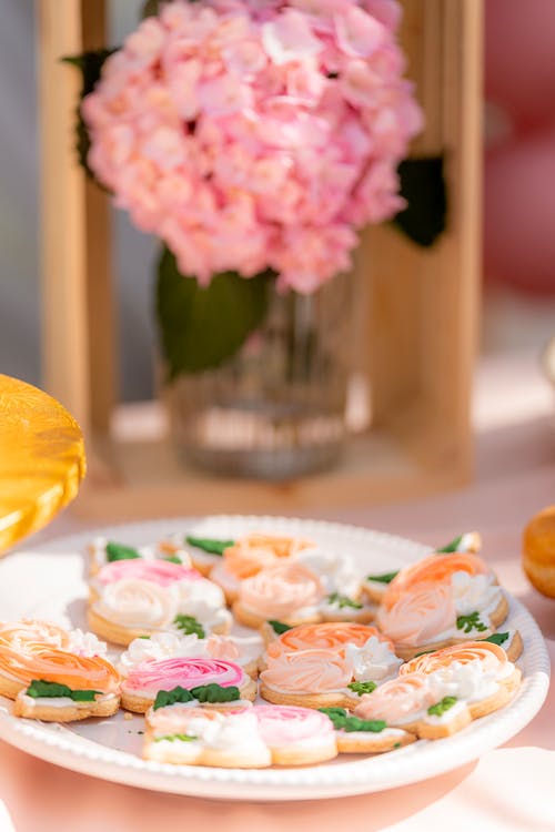 陶瓷板上的饼干 · 免费素材图片