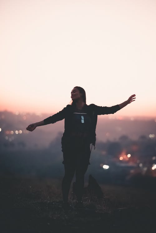 幸福的黑女人，双臂分开在日落时分山 · 免费素材图片