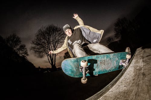 男人玩滑板的照片 · 免费素材图片