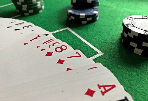 带有扑克筹码的扑克牌 · 免费素材图片