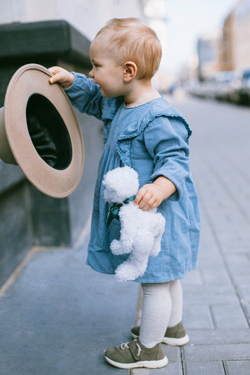 婴儿抱着白熊毛绒玩具时穿着婴儿衣服的照片 · 免费素材图片