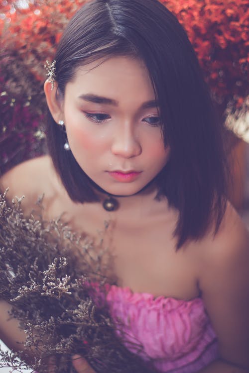 女人拿着一束鲜花 · 免费素材图片