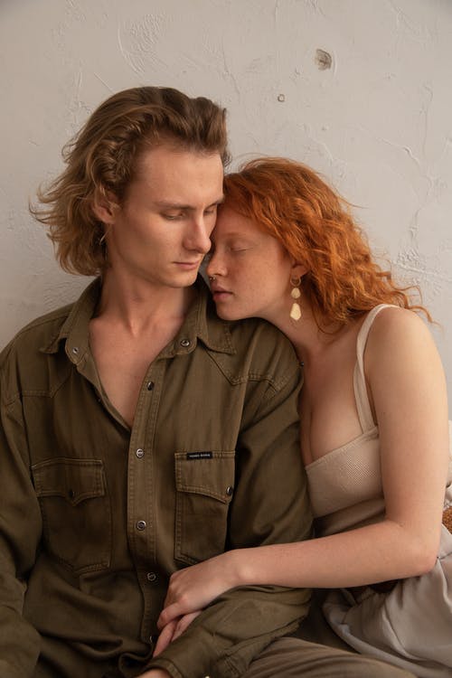 平静的夫妇在明亮的房间里拥抱 · 免费素材图片