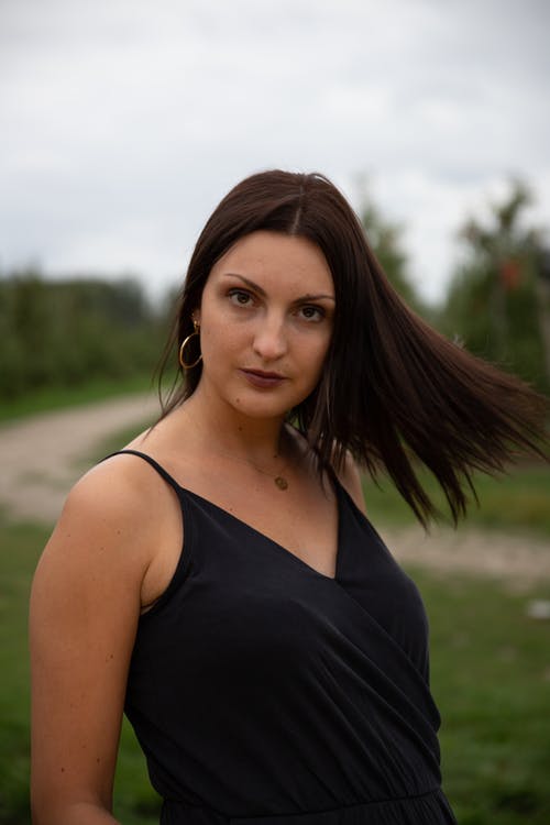 有关咖啡色头发的女人, 哀思, 严肃的免费素材图片