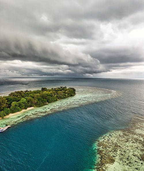 多云的天空下岛屿的航拍 · 免费素材图片