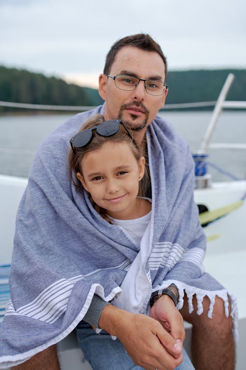 在暑假期间父亲拥抱女儿在游艇上 · 免费素材图片