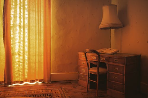 白色台灯 · 免费素材图片