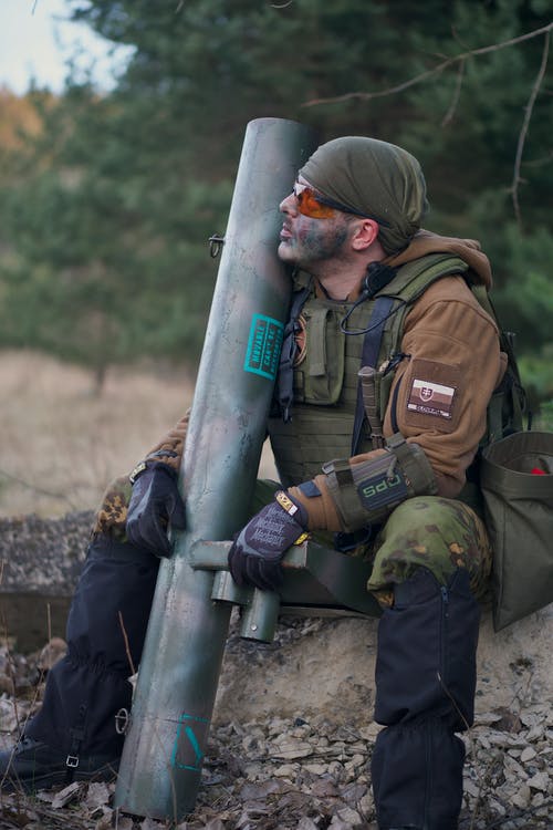 绿色和棕色伪装制服步枪的男人 · 免费素材图片