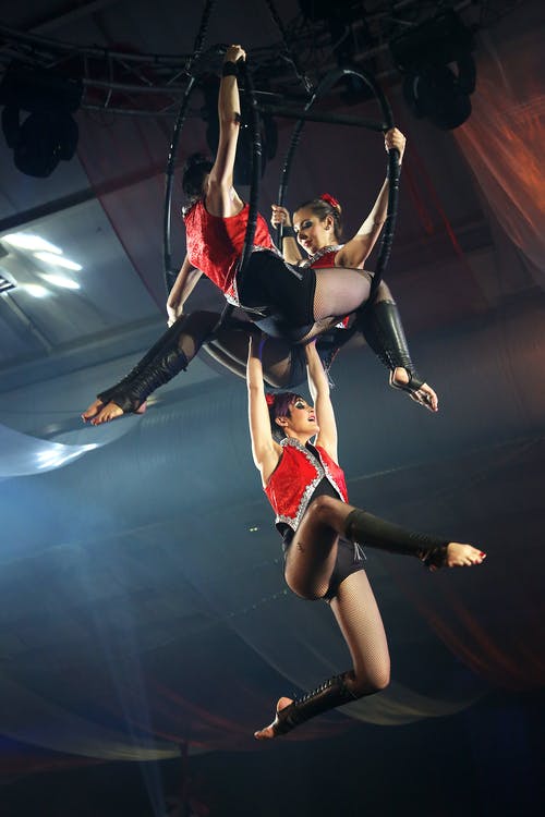 3名穿着红色和黑色马戏团服装的女人 · 免费素材图片