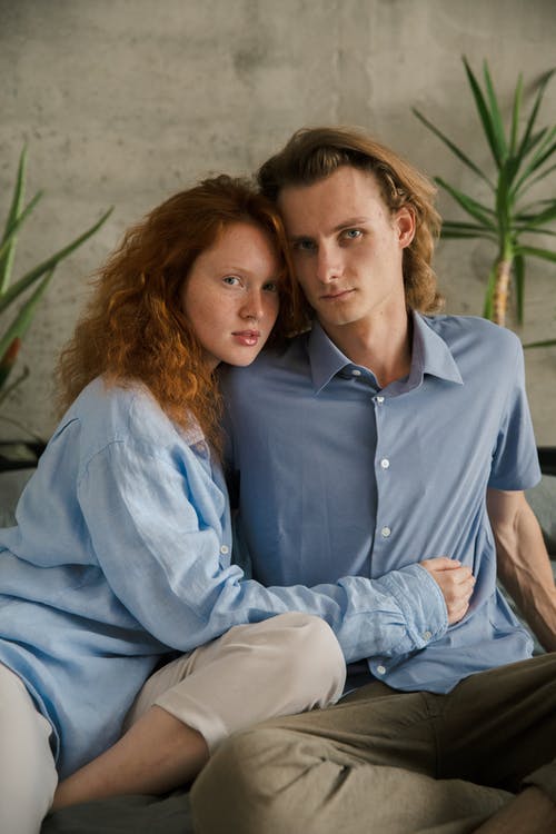 恩爱夫妻在床上拥抱 · 免费素材图片