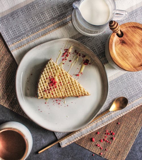 白色陶瓷板的蛋糕切成薄片 · 免费素材图片