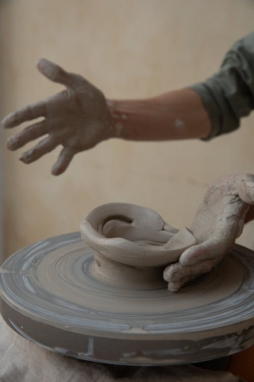 庄稼人塑造在轮子上的黏土碗 · 免费素材图片