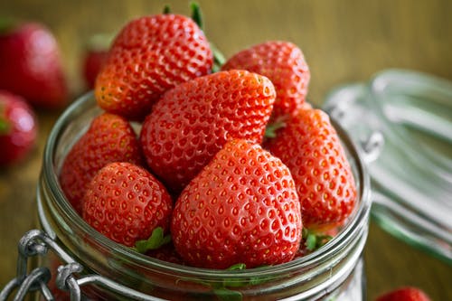 玻璃fido罐中的草莓 · 免费素材图片