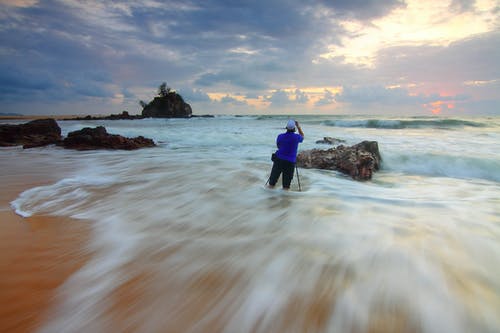 黄金时间在海边与海浪的时光倒流摄影 · 免费素材图片