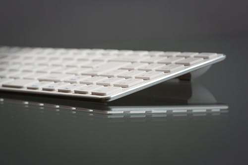 白色和银色电脑键盘 · 免费素材图片