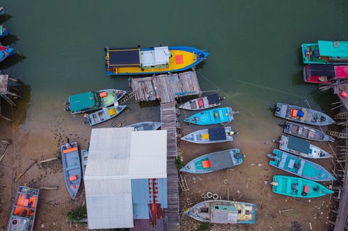 船停靠在海边 · 免费素材图片