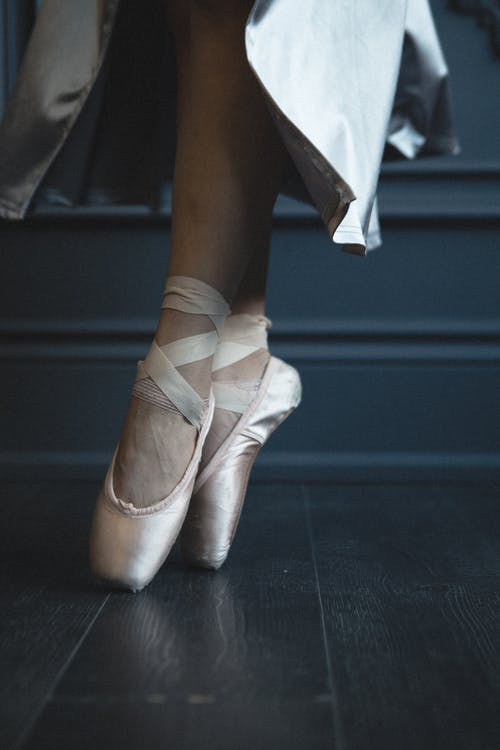 女人穿着芭蕾舞鞋的照片 · 免费素材图片
