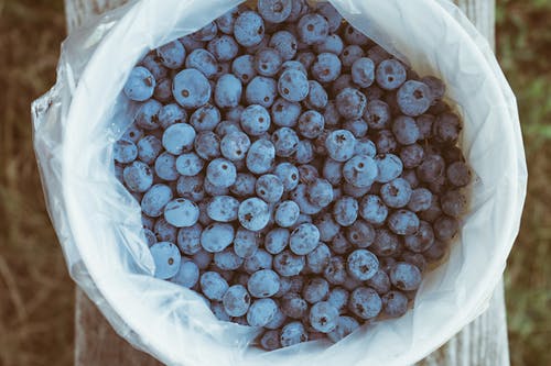 蓝莓在白麻袋 · 免费素材图片