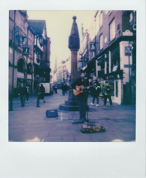 拿着吉他的黑色外套的男人 · 免费素材图片