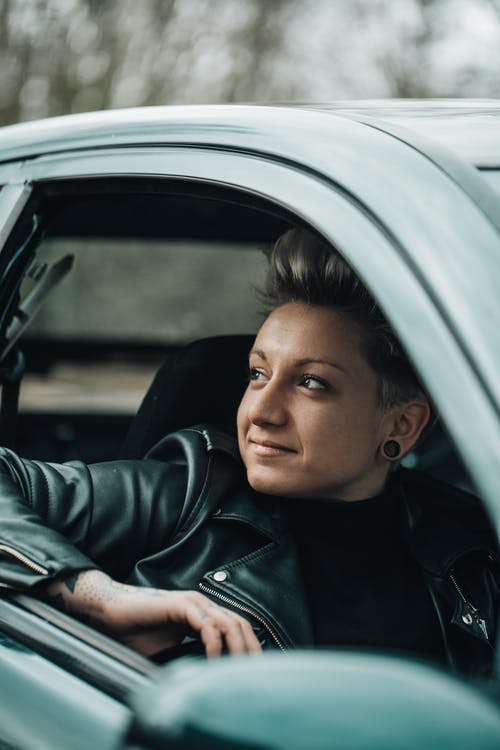坐在现代汽车的时髦的女人 · 免费素材图片