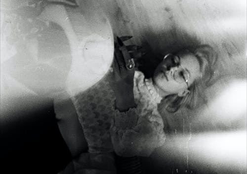 女人躺着的灰度照片 · 免费素材图片