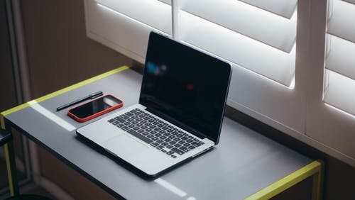 有关智慧手机, 书桌, 笔记本电脑的免费素材图片