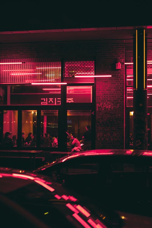 对汽车和建筑物的红光反射 · 免费素材图片