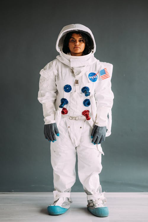 穿宇航员服装的女人 · 免费素材图片