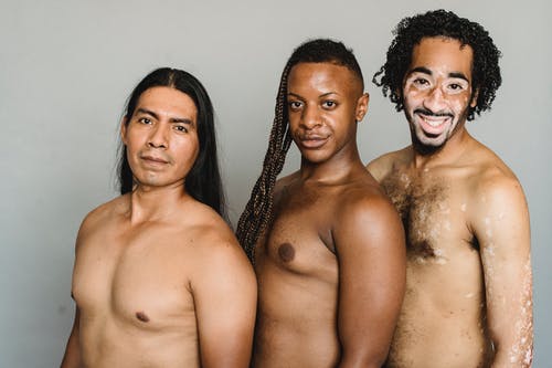 微笑在工作室里的多样快乐的人 · 免费素材图片