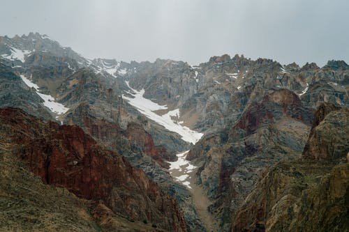 多云的灰色天空下的粗糙洛矶山脉山脊 · 免费素材图片