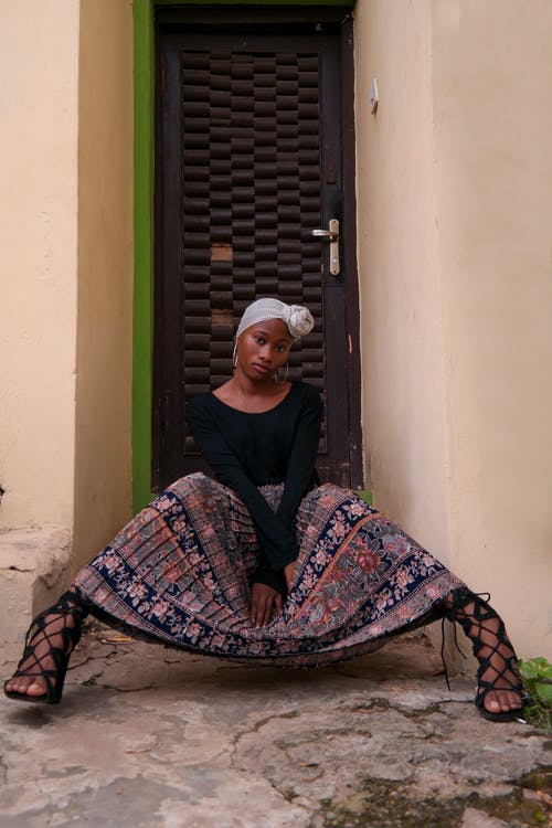 灰色盖头的妇女坐在地板上 · 免费素材图片