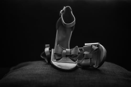 一双踝带露趾鞋的灰度照片 · 免费素材图片