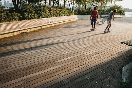 年轻运动男子骑滑板 · 免费素材图片