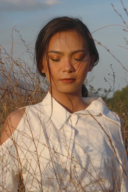 女人穿着白色上衣的照片 · 免费素材图片