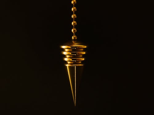 挂着项链的金色吊坠 · 免费素材图片