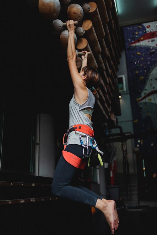 不露面女运动员在健身房做悬挂运动 · 免费素材图片